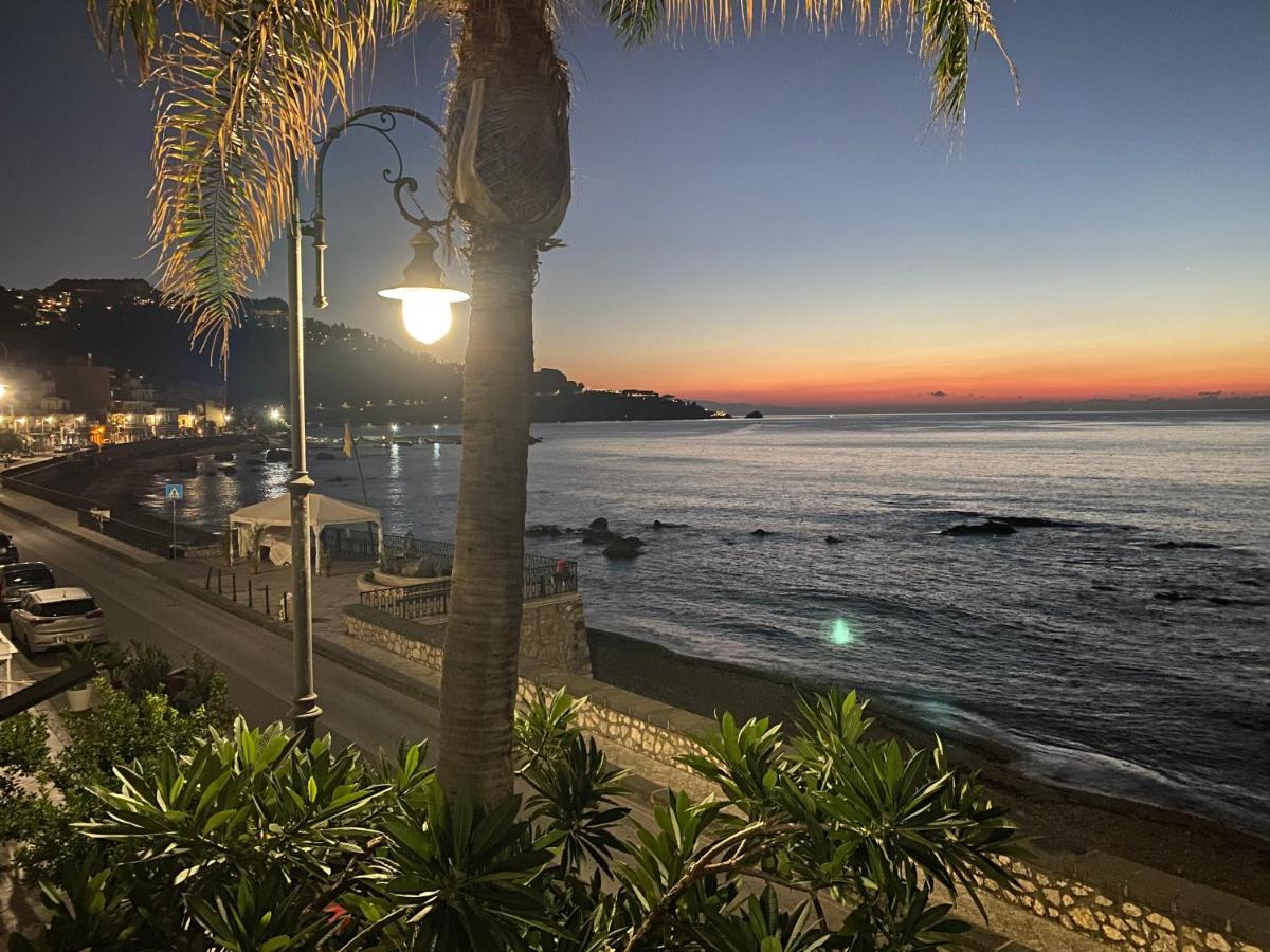 Casa Nicole Fronte Mare Giardini Naxos Exterior foto