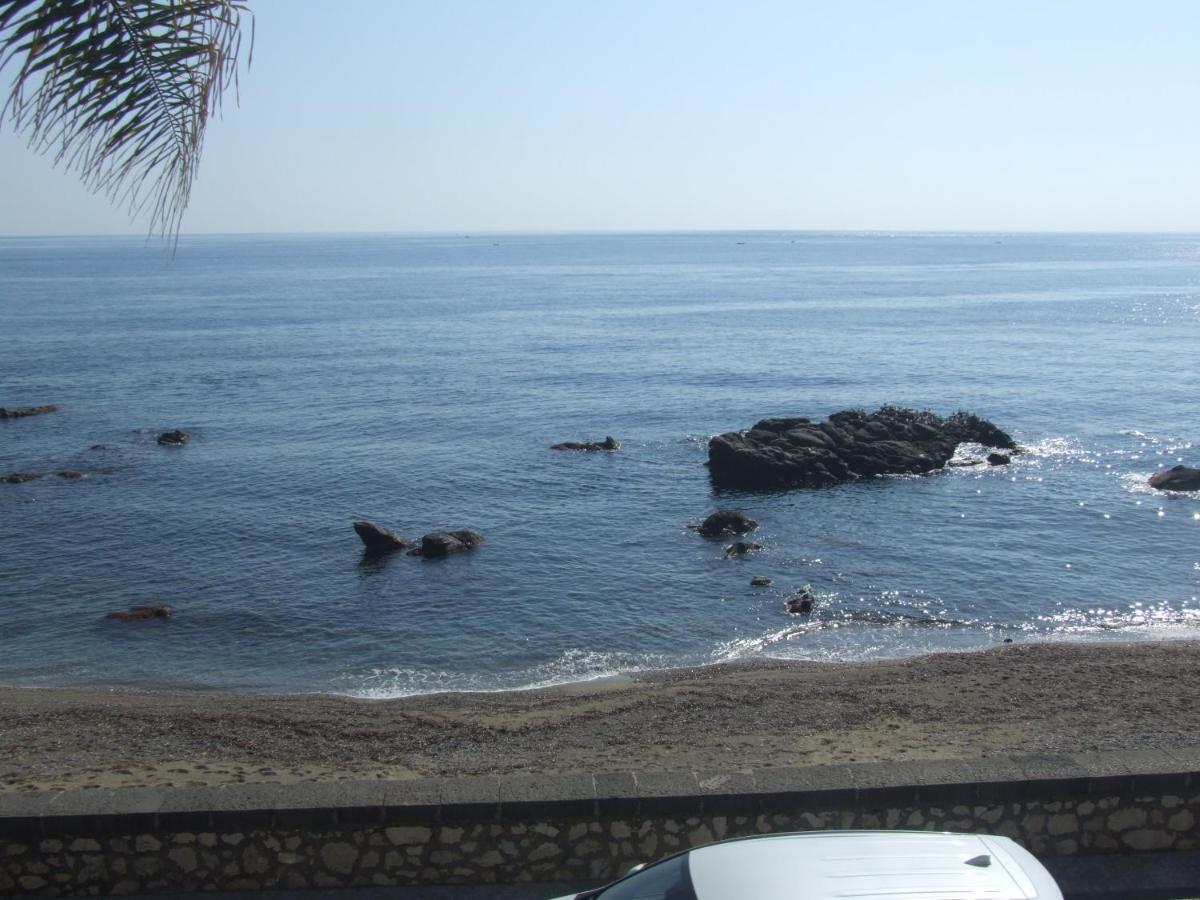 Casa Nicole Fronte Mare Giardini Naxos Exterior foto